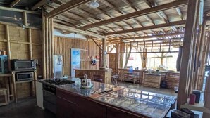Une cuisine dotée d’un îlot central, d’appareils électroménagers intégrés et offrant une vue sur l’extérieur.