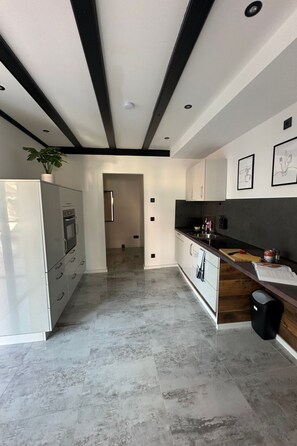 Refrigerador, horno, lavavajillas, utensilios de cocina