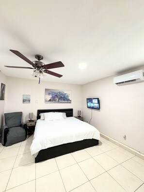 1 bedroom, iron/ironing board, WiFi, bed sheets - Coastal Studio- Disneyland/Knots Berry Farm (Midway City)