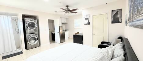 Tabla de planchar con plancha, wifi y ropa de cama