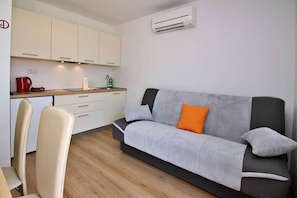 TV - Holiday apartment with air conditioning and barbecue facilities (Šilo)