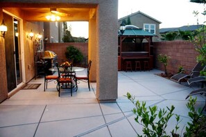 Outdoor dining - 5BR Las Vegas Home w/ Private Spa, Game Room | Near Strip & M Casino Resort (Las Vegas)