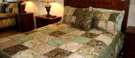 5 Schlafzimmer, Schreibtisch, Bügeleisen/Bügelbrett, Reisekinderbett