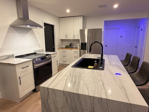 Fridge, microwave, oven, stovetop - Stay Near the Action - FIFA Hard Rock Stadium & Beaches (Miami)