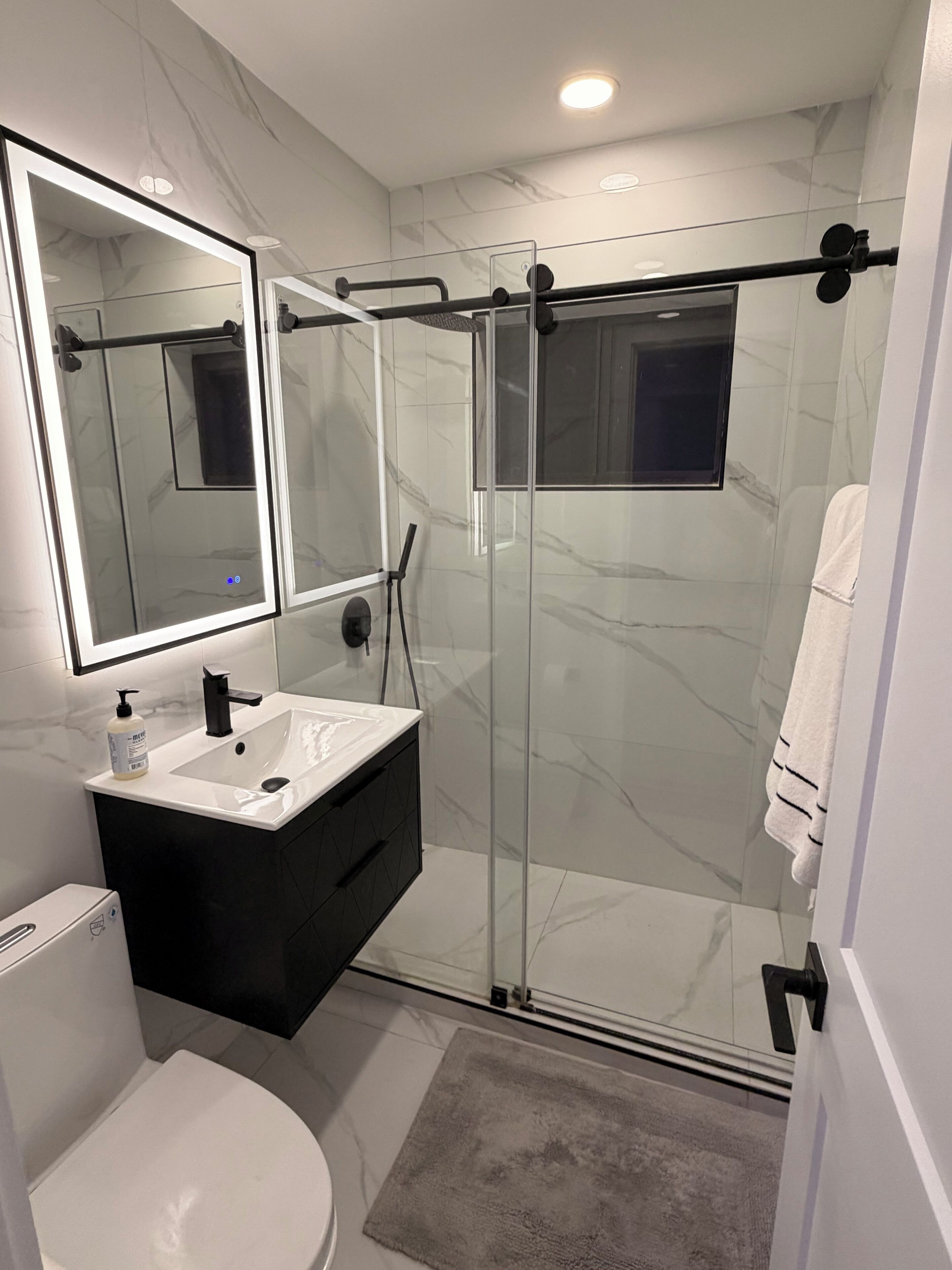Dusche, Handtücher, Seife, Toilettenpapier