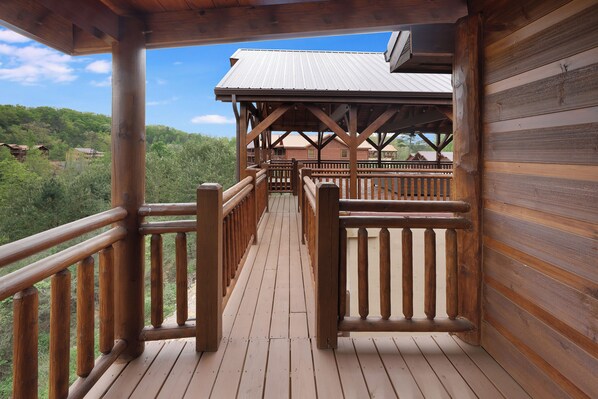 Property grounds - Spacious 8-bedroom Cabin in the Smokies w/ Heated Pool, Hot Tub, & Movie/Game Rm (Sevierville)