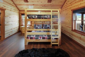 8 bedrooms, iron/ironing board, WiFi, bed sheets