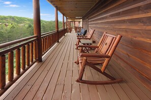 Property grounds - Spacious 8-bedroom Cabin in the Smokies w/ Heated Pool, Hot Tub, & Movie/Game Rm (Sevierville)