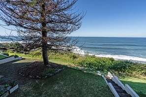 Property grounds - Seaspray 3 Bedroom Apartment with Ocean Views (Kings Beach)