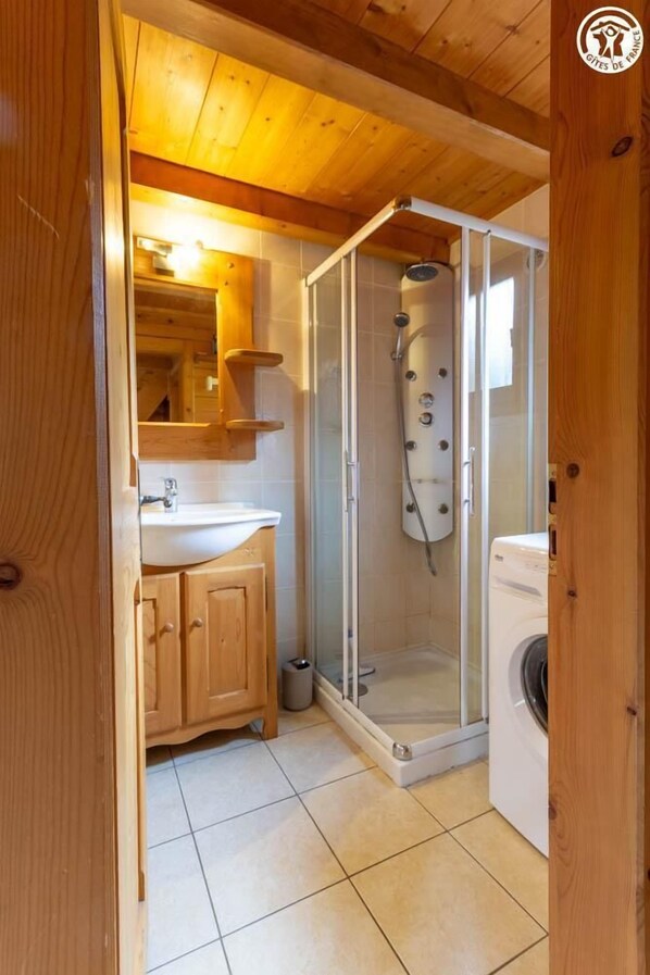 Shower, hair dryer - GENTIANE - SAINT NICOLAS LA CHAPELLE (SAINT NICOLAS LA CHAPELLE)