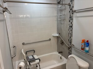 Douche, sèche-cheveux, serviettes fournies, papier toilette