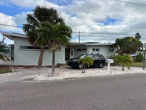 Property grounds - Redington Beach ICW 4BR/2Bath Home 10-min Walk to White Sand Beach (Redington Beach)