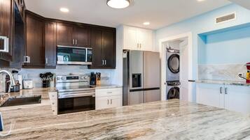 Kylskåp, mikrovågsugn, ugn och spishäll