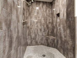Dusche, Haartrockner, Handtücher, Toilettenpapier
