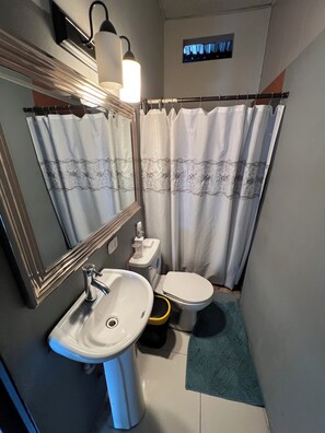 Shower, towels, soap, toilet paper - House 1 centrally located, 8 (up to 14 people) in san blas neighborhood, Comayagua (Comayagua)