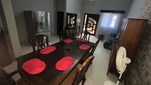 A dining area with a dark wooden table, red placemats, and a chandelier. - House 1 centrally located, 8 (up to 14 people) in san blas neighborhood, Comayagua (Comayagua)