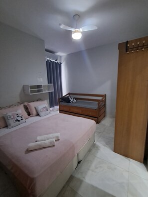 2 habitaciones, tabla de planchar con plancha, wifi y ropa de cama 