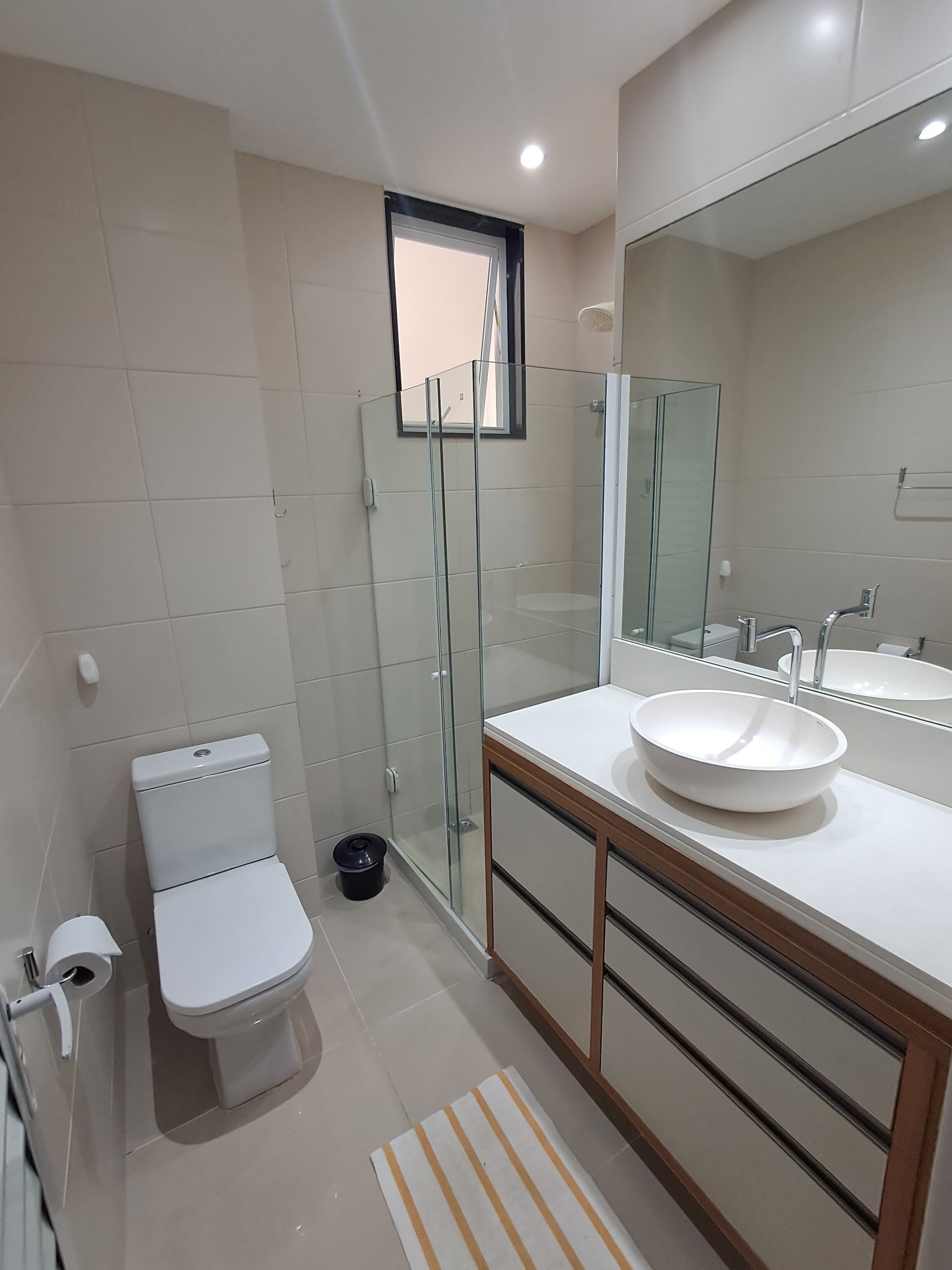 Secadora de cabello, toallas, jabón, papel de baño 