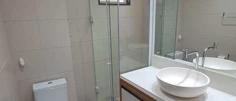 Sèche-cheveux, serviettes fournies, savon, papier toilette