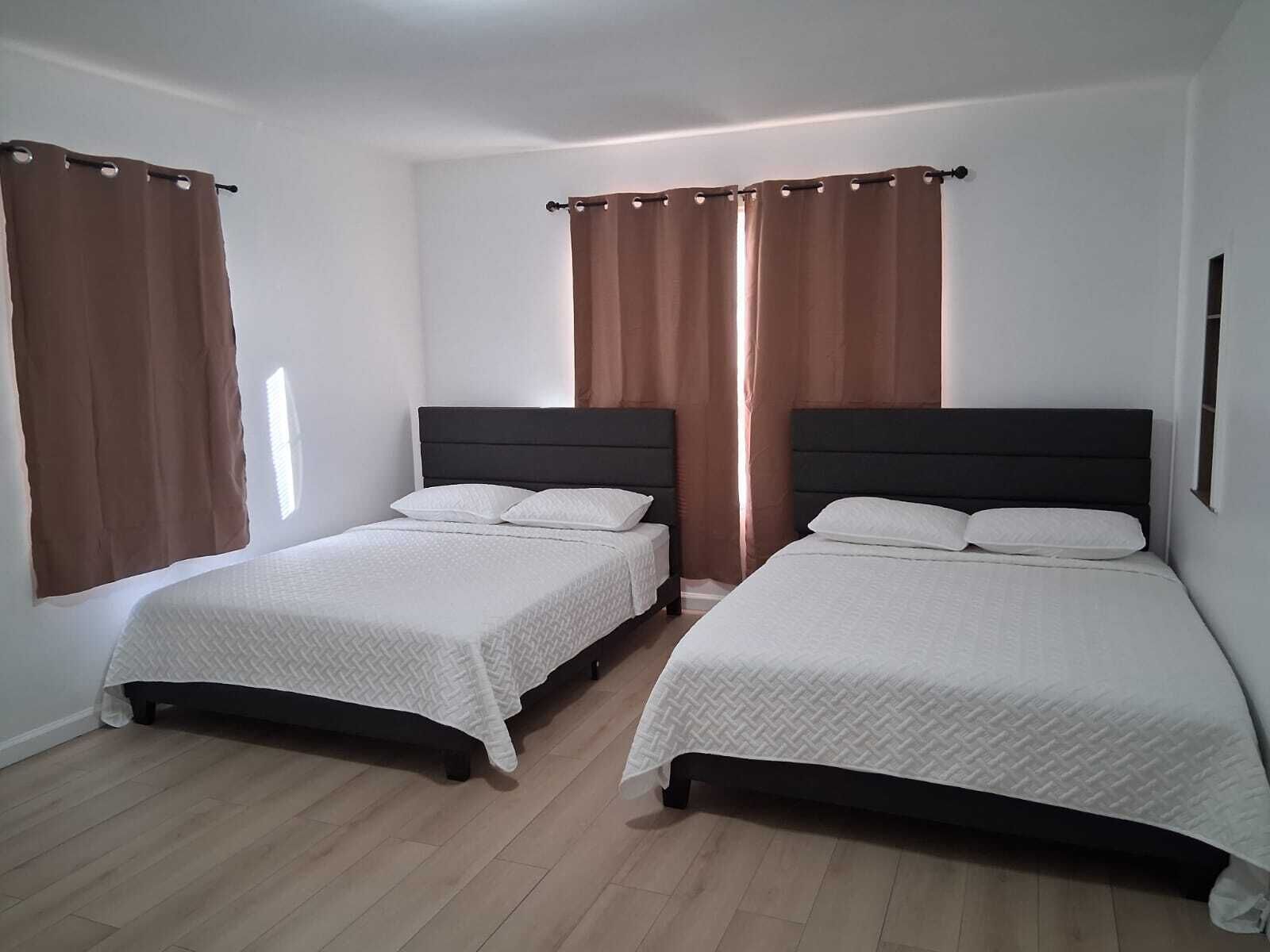 Tabla de planchar con plancha, wifi y ropa de cama 