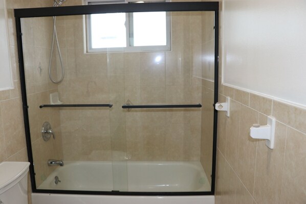 Secadora de cabello, toallas, jabón, papel de baño