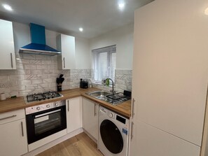 Private kitchen - Cardiff Hideaway w/ Private Garden & Hot Tub (Cardiff)