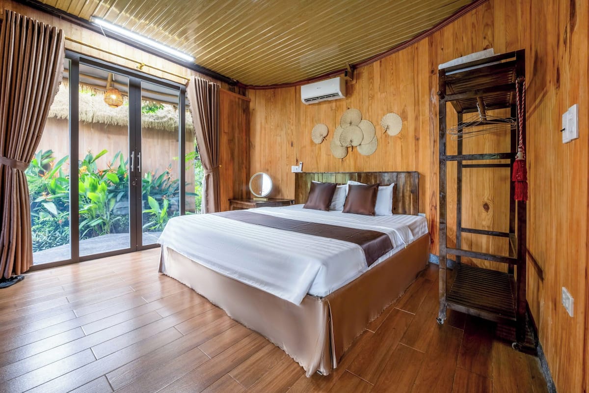 Trippelrum för familj - uteplats - utsikt mot poolen | Skrivbord, mörkläggningsgardiner, gratis wi-fi och rullstolsanpassning