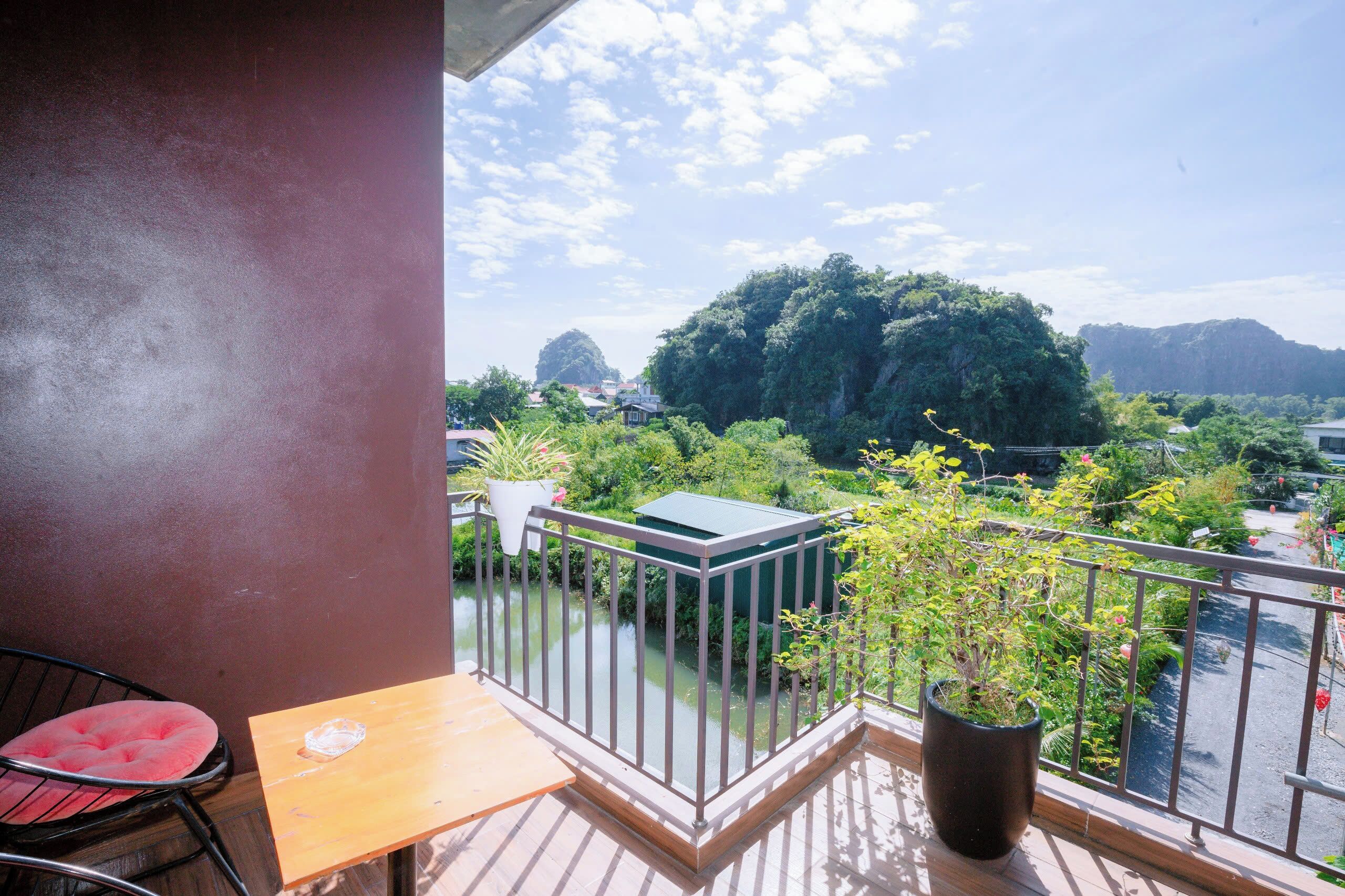 Familiekamer, balkon, uitzicht op tuin | Buiten dineren