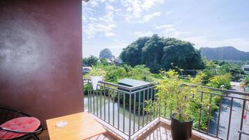 Familiekamer, balkon, uitzicht op tuin | Buiten dineren