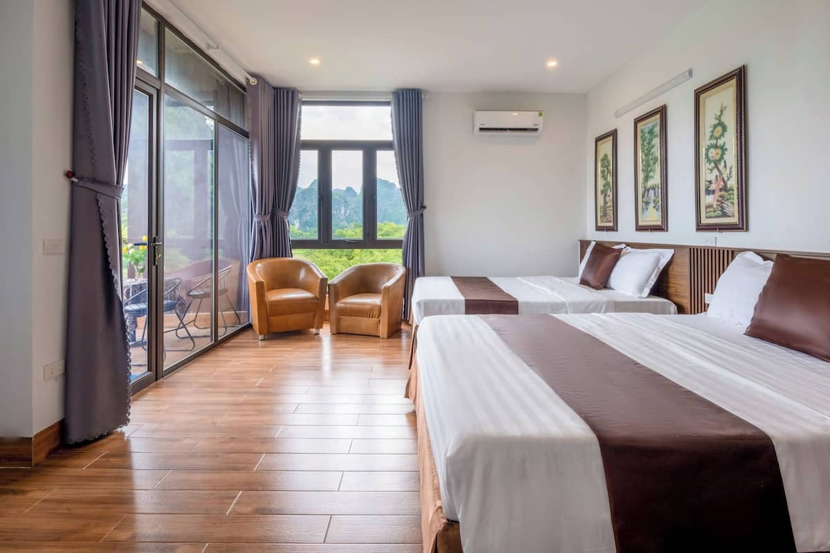 Familjerum - balkong - utsikt mot trädgården | Skrivbord, mörkläggningsgardiner, gratis wi-fi och rullstolsanpassning