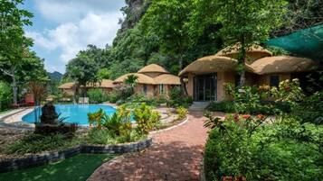 Ulkouima-allas, aurinkovarjoja, aurinkotuoleja