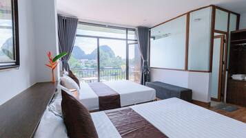 Familjerum för fyra - balkong - utsikt mot bergen | Skrivbord, mörkläggningsgardiner, gratis wi-fi och rullstolsanpassning