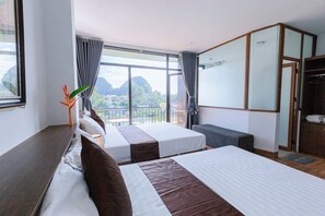 Familjerum för fyra - balkong - utsikt mot bergen | Skrivbord, mörkläggningsgardiner, gratis wi-fi och rullstolsanpassning