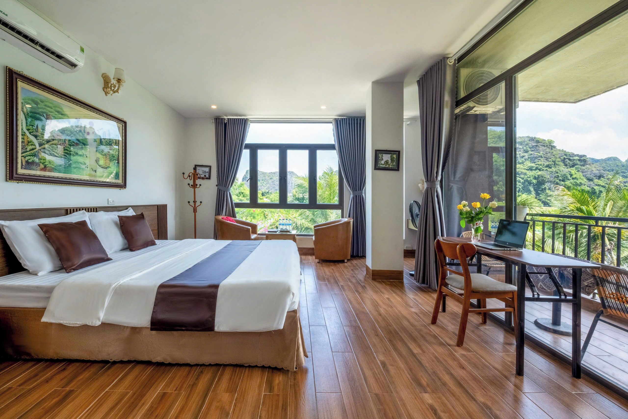 Standard dubbelrum - balkong - utsikt mot trädgården | Skrivbord, mörkläggningsgardiner, gratis wi-fi och rullstolsanpassning