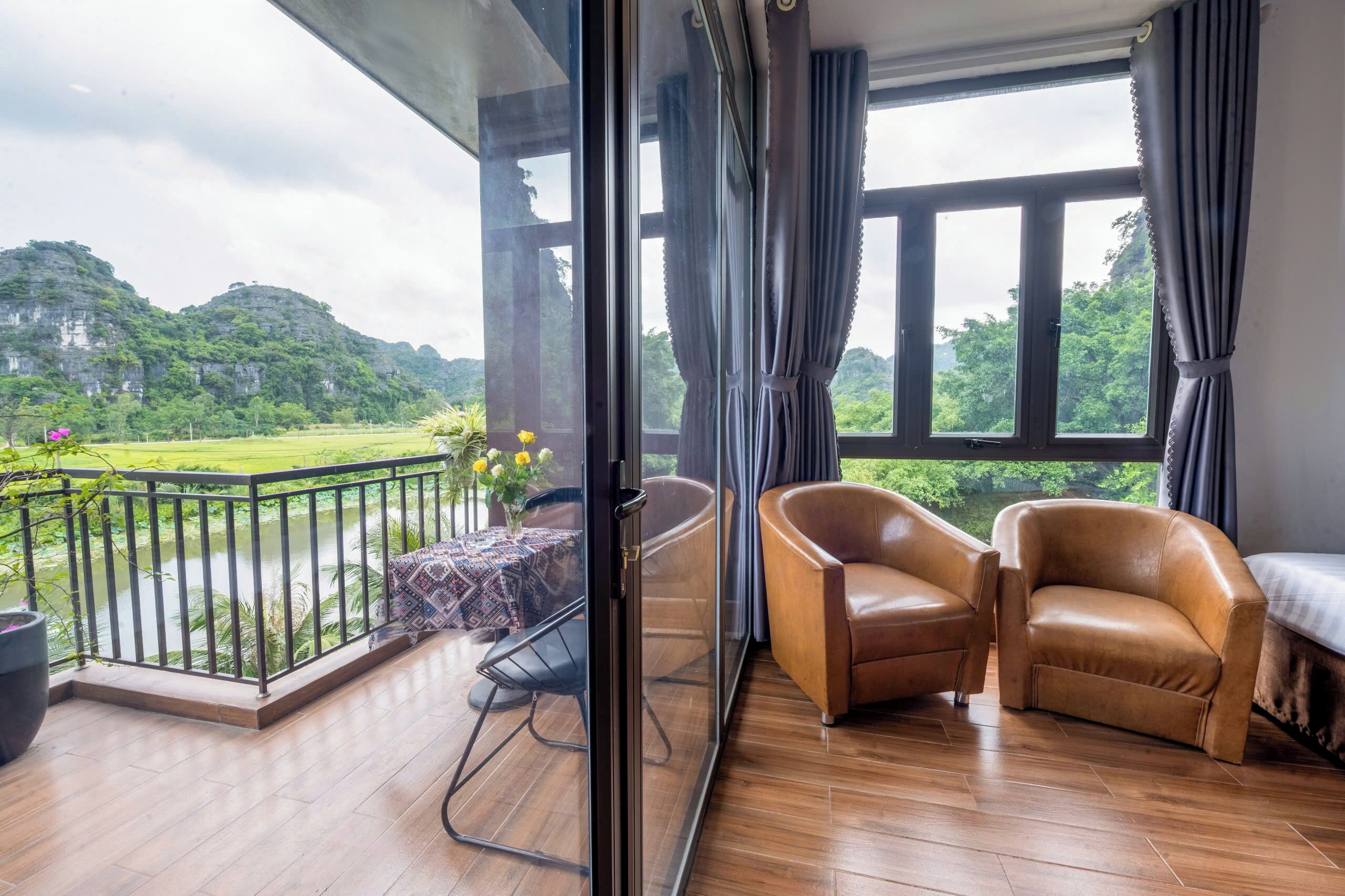 Familjerum - balkong - utsikt mot trädgården | Interiör