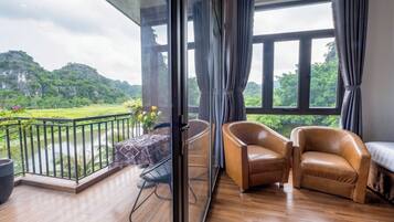 Familjerum - balkong - utsikt mot trädgården | Interiör