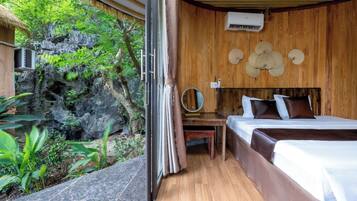 Kolmen hengen perhehuone, patio, näköala uima-altaalle | Työpöytä, pimennysverhot, ilmainen Wi-Fi, pääsy pyörätuolilla