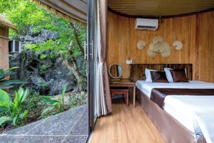 Escritorio, cortinas blackout y wifi gratis 