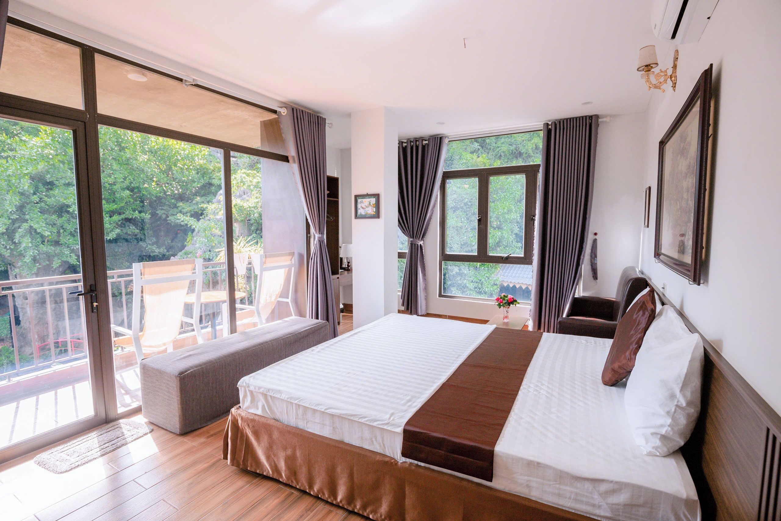 Standard dubbelrum - uteplats - utsikt mot bergen | Skrivbord, mörkläggningsgardiner, gratis wi-fi och rullstolsanpassning