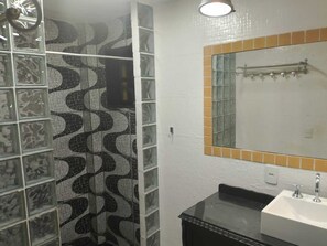 Serviettes fournies, savon, papier de toilette
