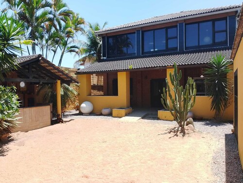 Family suite with pool, barbecue and services – 15 minutes from the beach.