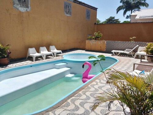 Family suite with pool, barbecue and services – 15 minutes from the beach.