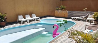 Family suite with pool, barbecue and services – 15 minutes from the beach.