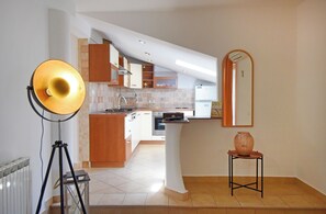 Fridge, oven, cookware/dishes/utensils - Apartment Kamelia – Peaceful Stay with Parking in Pula (Pula)