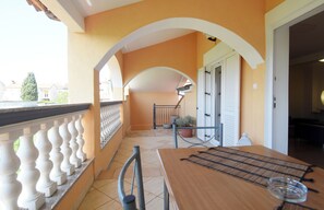 Outdoor dining - Apartment Kamelia – Peaceful Stay with Parking in Pula (Pula)