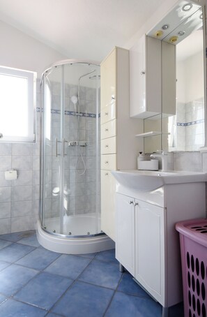 Shower - Apartment Kamelia – Peaceful Stay with Parking in Pula (Pula)