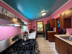 Jääkaappi, mikroaaltouuni, uuni, liesi