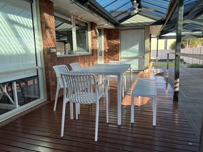 Outdoor dining - Flyers’ 3BR Haven – Minutes to Melbourne Airport (Gladstone Park)