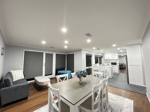 Dining - Flyers’ 3BR Haven – Minutes to Melbourne Airport (Gladstone Park)