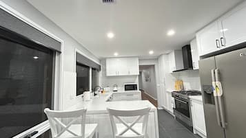 Micro-ondes, four, plaque de cuisson, lave-vaisselle